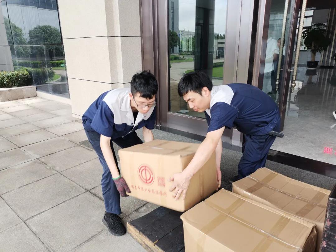 “夏日送清凉”，8868体育官网首页入口向生产一线员工分发市总工会夏日慰问品